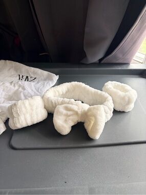 Free - Soft White Bow Spa Headband Hair Accessory- Unbranded